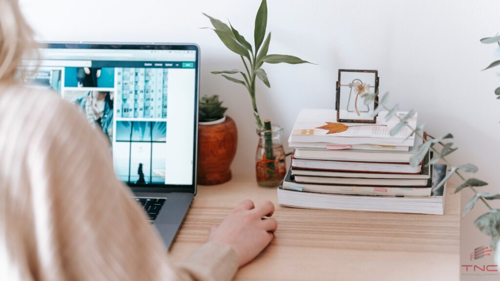 A virtual assistant doing their task