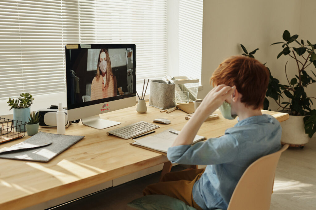 virtual assistants in their workspace